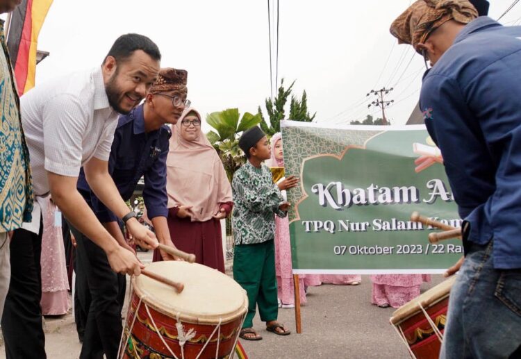 PELEPASAN PAWAI— Wali Kota Padangpanjang, H. Fadly Amran, BBA Datuak Paduko Malano melepas pawai Khatam Qur’an ke-8 TPQ Nur Salam, Kampung Jambak, Kecamatan Padang Panjang Timur (PPT), Sabtu (7/10).