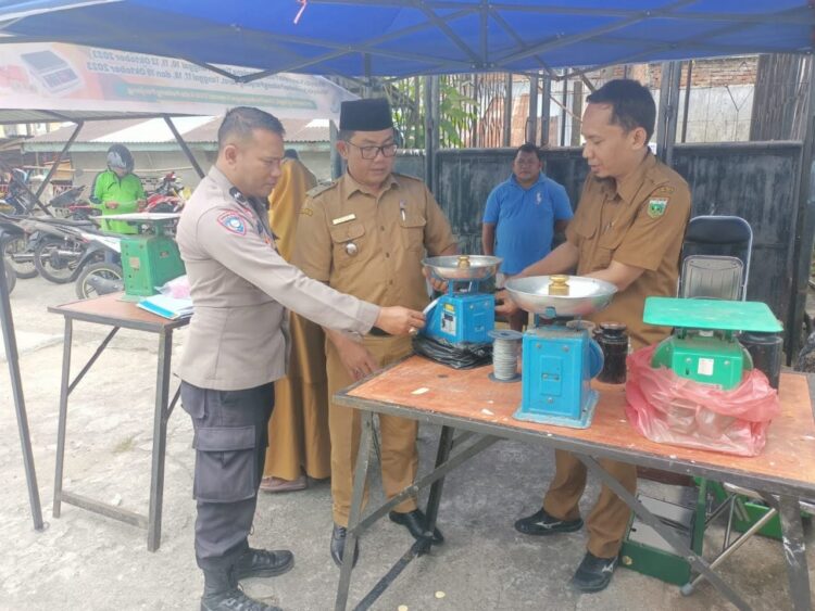 TERA ULANG— Dinas Perdagangan, Koperasi dan Usaha Kecil dan Menengah (Disperdakop UKM) melalui UPTD Metrologi Legal gelar Pekan Tera Ulang Alat Ukur, Takar, Timbang dan Perlengkapannya (UTTP).