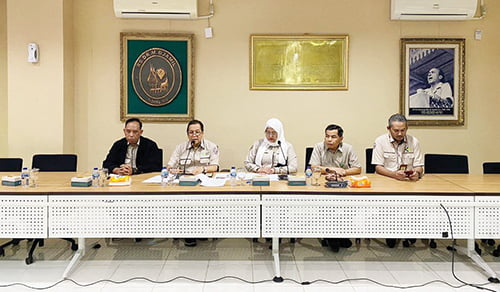 Rangkaian Peringatan HKN ke-59, RSUP M Djamil Tabur Bunga di Makam Dr. M. Djamil 1 KONFERENSI PERS— Dirut RSUP Dr. M. Djamil Padang Dovy Djanas didampingi jajaran direksi menggelar konferensi pers, Senin (23/10) terkait kegiatan tabur bunga di makam Dr. M. Djamil, sebagai rangkaian HKN ke-59 tahun 2023.