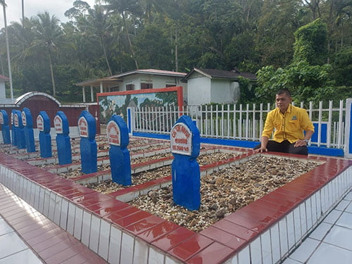 Harapan Tokoh Pemuda Situjuah Limo Nagari, Presiden Tetapkan Chatib Soelaiman sebagai Pahlawan Nasional 1 ZIARAH— Tokoh pemuda Kecamatan Situjuah M.Fajar Rillah Vesky saat ziarah ke makam Chatib Sulaiman di Makam Pahlawan Lurah Kincia, Situjuah Batua, Jumat (20/10).
