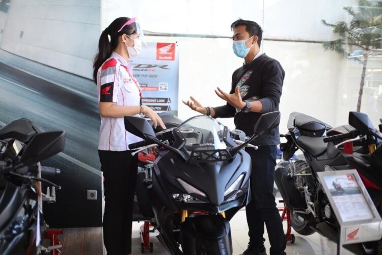 LAYANI KONSUMEN— Sales marketing PT Menara Agung melayani konsumen yang melakukan pembelian New Honda CBR150R