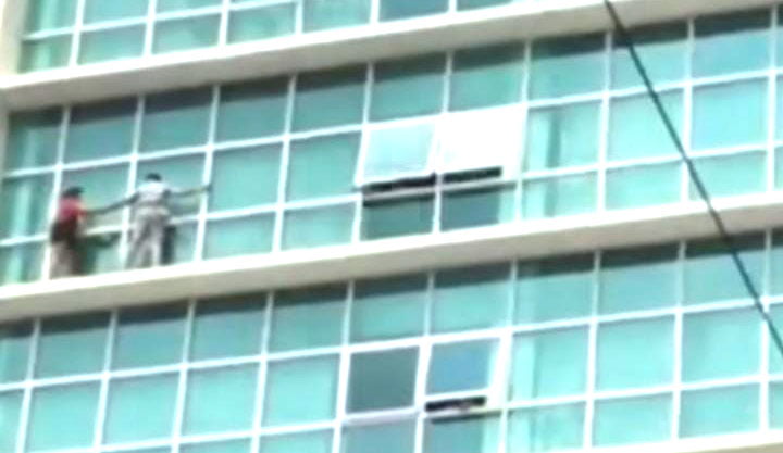 COBA BUNUH DIRI— Mahsiswi berinisial M melakukan nyaris saja melompat dari atas gedung hotel di Jalan Sudirman, Kota Padang.