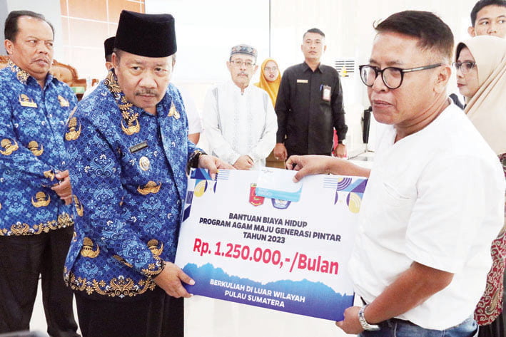 Luncurkan Program Agam Maju Generasi Pintar, 151 Mahasiswa Terima Bantuan Biaya Hidup 1 BANTUAN BIAYA HIDUP— Bupati Agam Andri Warman memberikan bantuan biaya hidup kepada mahasiswa berprestasi yang berasal dari keluarga tidak mampu untuk berkuliah di perguruan tinggi, Selasa (17/10).