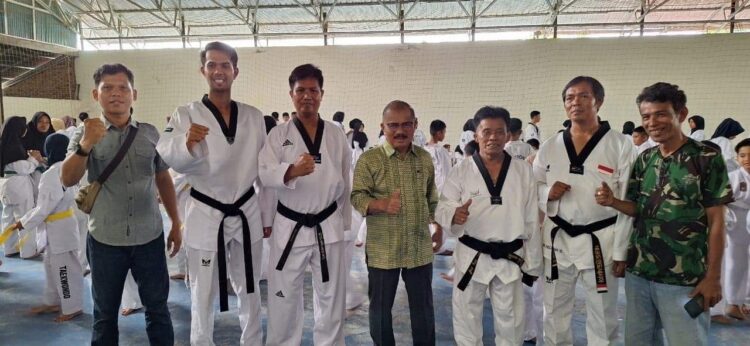 Ali Mukhni Motivasi Atlet Taekwondo 1 FOTO BERSAMA—Mantan Bupati Padangpariaman Ali Mukhni bersama atlet dan pelatih taekwondo.
