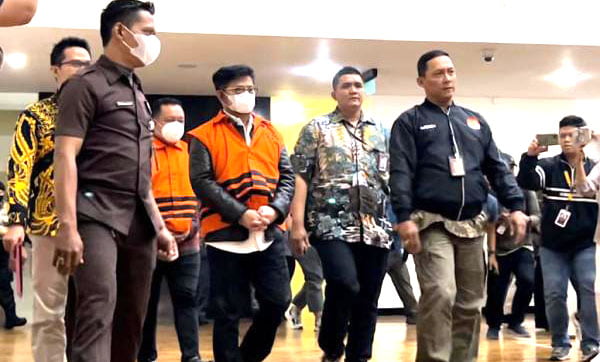 Usai Dijemput Paksa, KPK Resmi Tahan Eks Mentan Syahrul Yasin Limpo 1 DITAHAN— Mantan Menteri Pertanian, Syahrul Yasin Limpo memakai rompi tahanan KPK.