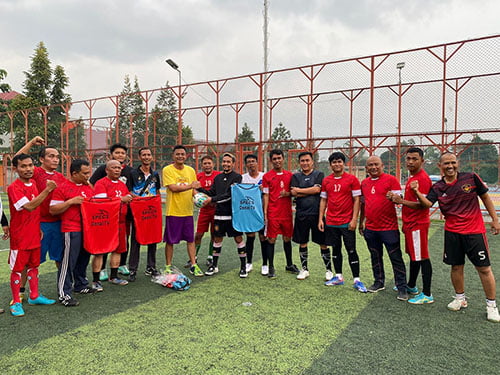 SERAHKAN— Eko Cahyadi menyerahkan bola kaki kepada tim futsal BW Luak Limo Puluah.