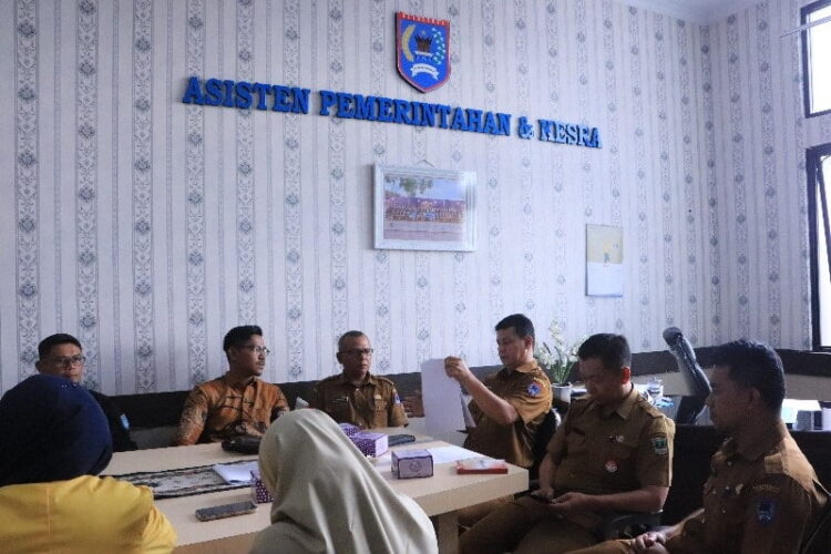 Matangkan Persiapan Peringatan Sumpah Pemuda, Tantangan Pemuda di Era Teknologi makin Beragam 1 PERSIAPAN SUMPAH PEMUDA— Kepala Dinas Pariwisata Pemuda dan Olahraga, Nofriwandi memimpin rapat persiapan peringatan Hari Sumpah Pemuda.