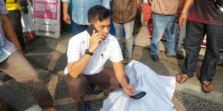 OLAH TKP— 
Polisi melakukan olah TKP penemuan mayat pemotor yang tergeletak di pinggir Jalan Perintis Kemerdekaan, Kota Bukittingi.