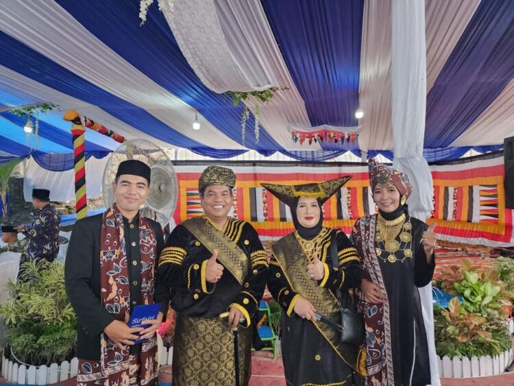 Membawa Keberkahan Padangpariaman Lebih Baik, Suhatri Bur Dilewakan Gelar Datuah Putiah Suku Sikumbang 1 DILEWAKAN— Bupati Padangpariaman Suhatri Bur didampingi istri,Yusrita saat dilewakan sebagai Datuak Putiah dari Suku Sikumbang di Surau Lubuak Tajung, Nagari Pakandangan, Kecamatan Enam Lingkung, Kabupaten Padangpariaman.