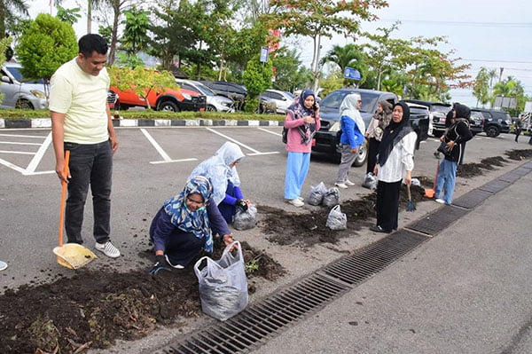 Meriahkan Hari Sumpah Pemuda, ASN Aksi Bersih Bersih Sepanjang Jalan Imam Bonjol 1 BERSIH BERSIH— Para ASN Pemko Pariaman melakukan aksi bersih-bersih di sepanjang Imam Bonjol.