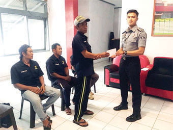 BERIKAN HAK PREMI— Lapas Kelas IIA Bukittinggi memberikan hak premi kepada napi produktif untuk bulan Oktober, Selasa (3/10).