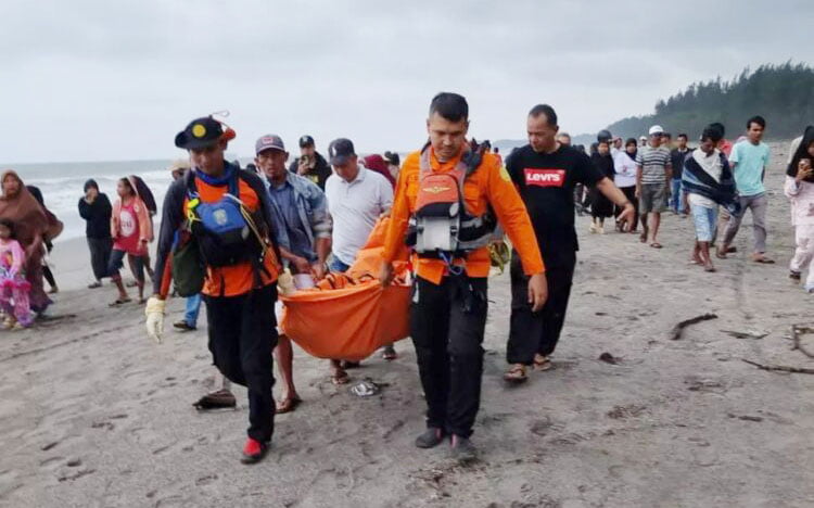 Mayat Nelayan Terdampar di Pantai, Perahunya Ditemukan Menepi Sendiri 1 NELAYAN TEWAS— Tim SAR gabungan mengevakuasi mayat nelayan yang ditemukan di tepi pantai Jorong Gasan Kaciak, Nagari Tiku Selatan, Kecamatan Tanjung Mutiara, Agam.