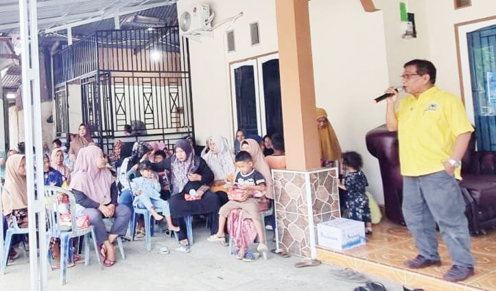 SOSIALISASI— Nursal Uce saat melakukan sosialisasi bersama masyarakat Kelurahan Air Manis, Kamis (12/10).