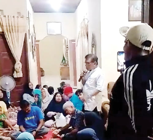 Nursal Uce Sosialisasi di Jondul Rawang, Warga Keluhkan Banjir dan Ancaman Longsor 1 SOSIALISASI— Nursal Uce, Caleg DPRD Kota Padang dari Partai Golkar Dapil 5 melakukan sosialisasi bersama masyarakat Jondul Rawang, Kelurahan Mata Air, Selasa (10/10).