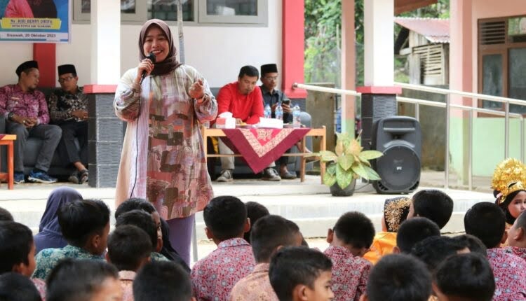 PERLINDUNGAN ANAK— Ny. Riri Benny Dwifa membuka sosialisasi pencegahan perlindungan dan tindak kekerasan terhadap anak dan perempuan Bullying berbasis sekolah.