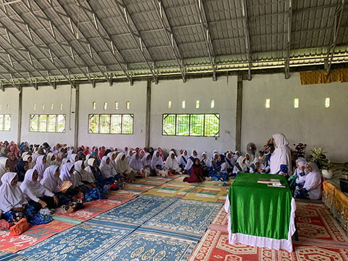 Generasi Muda Pasbar Diajak Ikut Kelompok Pengajian 1 PERTEMUAN BKMT— Ketua Badan Kontak Majelis Taklim (BKMT) Pasbar Ny. Titi Hamsuardi saat membuka pertemuan bulanan BKMT se-Kecamatan Lembah Melintang, Minggu (29/10) Gedung IPHI Kecamatan Lembah Melintang.