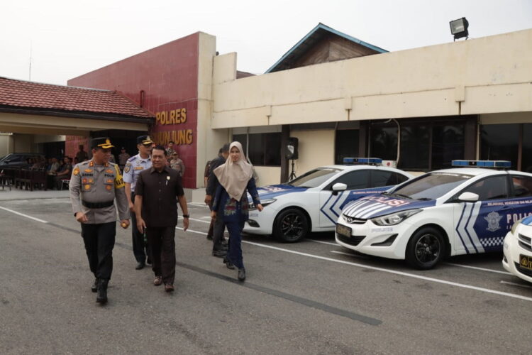 PERIKSA—Kapolres Sijunjung AKBP Andre Anas melakukan pemeriksaan pada sejumlah kendaraan dinas personel Polres Sijunjung.