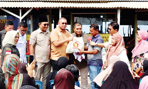 BAGIKAN SEMBAKO— Anggota DPR RI asal Sumbar H Andre Rosiade membagi-bagikan ratusan sembako di Kelurahan Ulak Karang Selatan, Kecamatan Padang Utara, Jumat (13/10). Ratusan orang menyambut Andre yang datang bersama rombongan DPD Gerindra Sumbar dan DPC Gerindra Kota Padang.