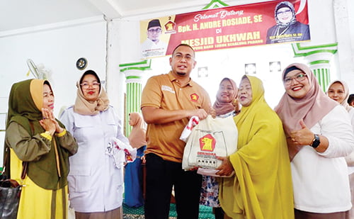 Andre Rosiade Bagikan Ratusan Sembako di Kampung Baru Lubeg 1 BANTUAN SEMBAKO— Anggota DPR RI H Andre Rosiade berbagi ratusan paket sembako di Masjid Ukhuwah Kampung Baru Nan XX, Kecamatan Lubeg, Jumat (13/10). Selain sembako, Andre juga membantu majelis taklim Rp10 juta dan pengecatan Masjid Ukhuwah Rp10 juta.