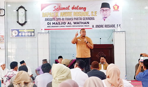 DIALOG DI PAUH— Ratusan warga Kelurahan Limau Manis, Kecamatan Pauh, Jumat (13/10), berkumpul di Masjid Al Wathan dan bertatap muka dengan anggota DPR RI asal Sumbar Andre Rosiade, yang biasanya kerap mereka saksikan di televisi dan media saja.