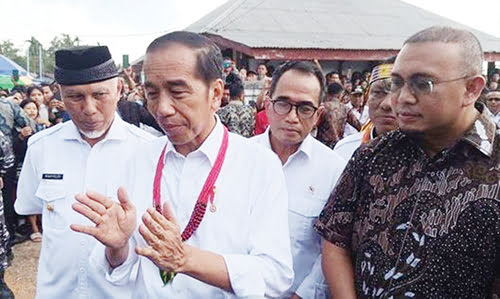DAMPINGI JOKOWI— Anggota Fraksi Partai Gerindra DPR asal Sumbar, Andre Rosiade ikut menemani Presiden berkeliling Sumbar. Andre mendampingi Jokowi terbang ke Kepulauan Mentawai untuk meresmikan pengoperasian Bandar Udara Mentawai (BUM), dan kembali ke Kota Padang, Rabu (25/10).
