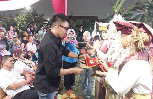 PERINGATI SUMPAH PEMUDA— Caleg Partai Gerindra Dapil V DPRD Padang Rachmad Wijaya bersama masyarakat Seberang Padang, Padang Selatan saat mengikuti acara Sumpah Pemuda, Sabtu (28/10).