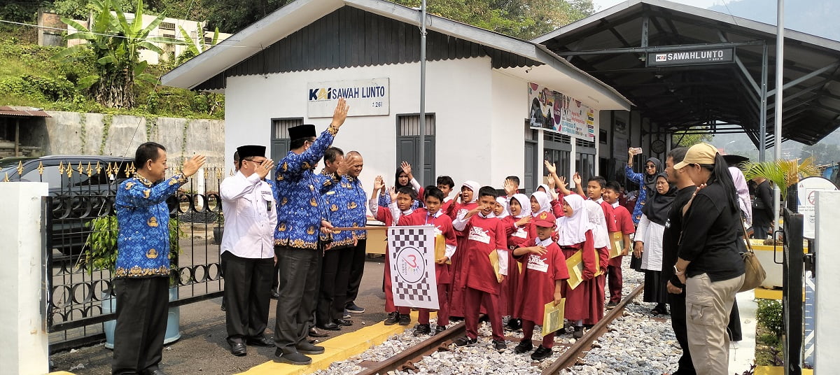 PJ Walikota Sawahlunto Zefnihan melepas anak anak SD pasca launching Kurikulum Merdeka Sekolah Masuk Musium