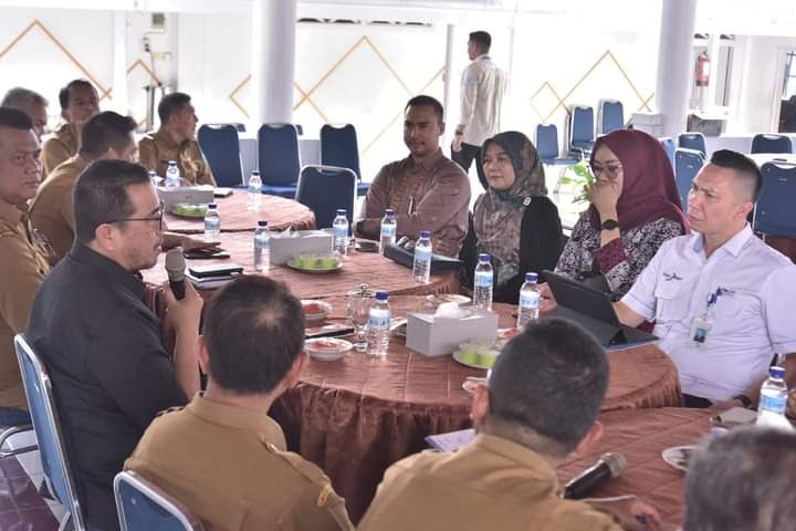 Pj Wako Minta Dukungan Unsur Perbankan 1 DUKUNGAN PERBANKAN—Pj Wako Zefnihan meminta dukungan kepada segenap perwakilan Perbankan saat pertemuan di Rumdis Wali Kota Sawahlunto, kemarin.