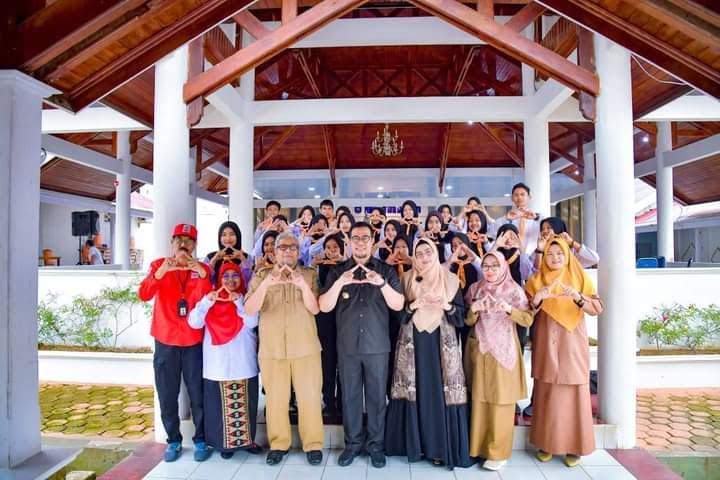 DILEPAS— Pj Wali Kota Sawahlunto Dr. Zefnihan, AP, M.Si, melepas keberangkatan 24 orang PMR Wira SMA Negeri 1 Sawahlunto.