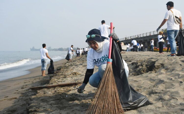Ikuti BUMN Environmental Movement, Milenial PT Semen Padang Bersihkan Pantai Padang 1 BERSIHKAN PANTAI PADANG— Puluhan milenial PT Semen Padang bersama sejumlah milenial BUMN lainnya di Kota Padang, menggelar ”Bersih-Bersih Pantai Padang” dari sampah, Minggu (29/10).