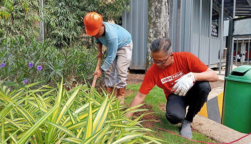 PT Semen Padang Canangkan Gerakan SERO 1 BERSIHKAN TAMAN— Direktur Operasi PT Semen Padang Indrieffouny Indra bergotong royong bersama karyawan dan tenaga outsorcing membersihkan taman yang ada di Pos II PT Semen Padang, Selasa (17/10). Gotong royong tersebut dilakukan dalam rangka Gerakan SERO yang dicanangkan PT Semen Padang.