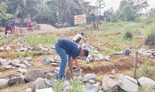 BERSIHKAN LAHAN— Warga bersama Forum Nagari Limau Manih Selatan dan PT Semen Padang, goro membersihkan lahan tempat dibangunnya posko Posyandu Melati V, untuk percepatan penurunan angka stunting.