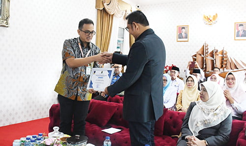 Bantu Penanganan Stunting di Labuah Panjang, PT Semen Padang Terima Penghargaan dari Bupati Solok 1 PIAGAM PENGHARGAAN— Kepala Unit CSR PT Semen Padang Dedi M Sidiq (kanan) menerima Piagam Penghargaan dari Bupati Epyardi Asda (kanan). Penghargaan itu diberikan berkat dukungan PT Semen Padang dalam penurunan angka stunting di Kabupaten Solok, khususnya di Nagari Labuah Panjang, Kecamatan X Koto Diatas.