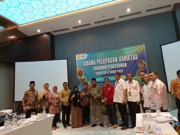 LULUS UJI— Bupati Padangpariaman Suhatri Bur saat menghadiri uji komoditas inang Wangi Sikucua (PWS), dalam sidang pelepasan varietes tanaman perkebunan semester II tahun 2023 oleh Kementerian Pertanian RI.