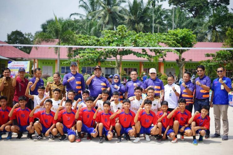 FOTO BERSAMA—Bupati Padangpariaman Suhatri Bur bersama para atlet yang ikut dalam turnamen.