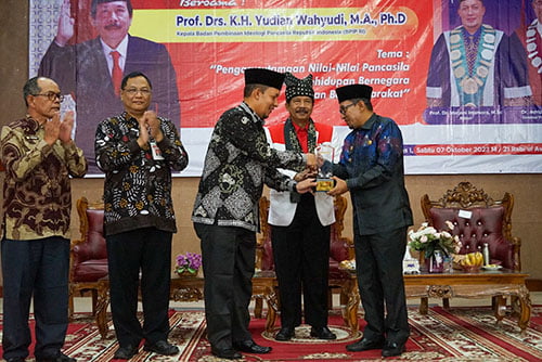 PENGHARGAAN—Bupati Tanah Datar Eka Putra, SE, MM meraih penghargaan sebagai Pimpinan Peduli Pendidikan Islam dari Universitas Islam Negeri Mahmud Yunus (UIN MY) Batusangkar.