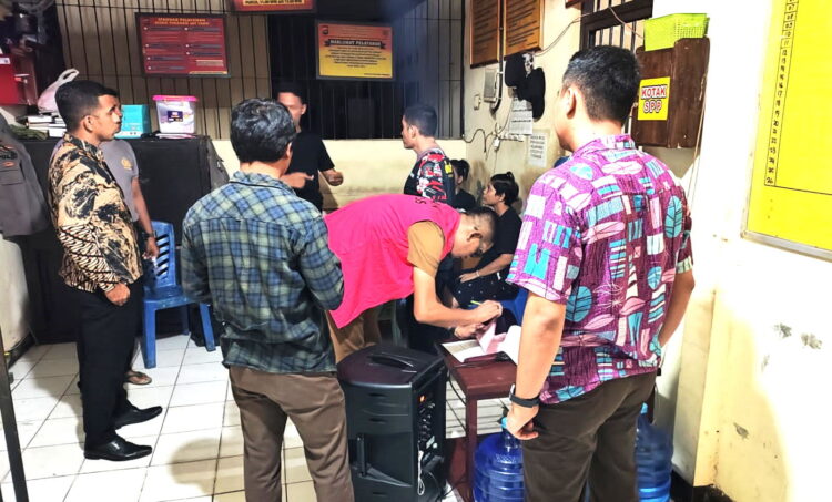 DITAHAN JAKSA— Kabid Dinas PMPTP Padangpariaman, ZR yang menjadi tersangka dugaan korupsi pengadaan mesin kakao resmi ditahan Kejari Pariaman.