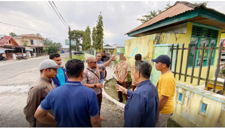 PELAJAR JUAL GANJA— Dua pelajar diamankan oleh Satpam gegara membawa ganja saat hendak memasuki sekolahnya di Kecamatan Tanjungraya, Kabupaten Agam. Keduanya kemudian diserahkan ke Polisi.