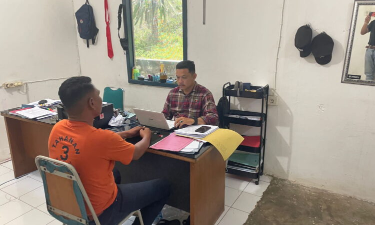 ANIAYA REMAJA— Pelaku F yang melakukan penganiayaan terhadap anak di bawah umur diperiksa oleh penyidik Polres Tanahdatar.