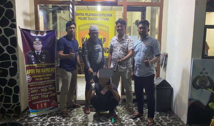 Kabur ke Pekanbaru, Pencuri Emas dan Uang Tunai Ditangkap 1 PENCURI DITANGKAP— Pelaku FSH (30) yang terlibat pencurian emas dan uang tunai diringkus jajaran Polsek Tanjung Mutiara bersama Polres Agam.