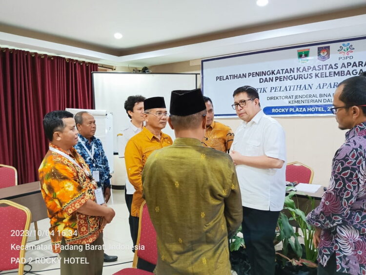 PELATIHAN APARATUR DESA— Direktur Fasilitasi Perencanaan, Keuangan dan Asset Pemerintahan Desa, Direktorat Bina Pemerintahan Desa RI, Lutfi didampingi Kepala Dinas PMD Sumbar, Amasrul dan Kordinator Program P3PD RMC 7 Sumbar, Feri Irawan meninjau kegiatan pelatihan apararur desa gelombang ke 3 di Provinsi Sumbar.