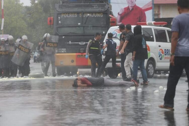 Personel Polres Sijunjung Gelar Simulasi Sispamkota 1 SIMULASI— Sejumlah aksi personel Polres Sijunjung dalam Pelatihan Sistem Pengamanan dalam Kota Dalam Rangka Operasi Mantap Brata Tahun 2023 -2024 yang berlangsung di depan kantor Dinas Kesehatan.