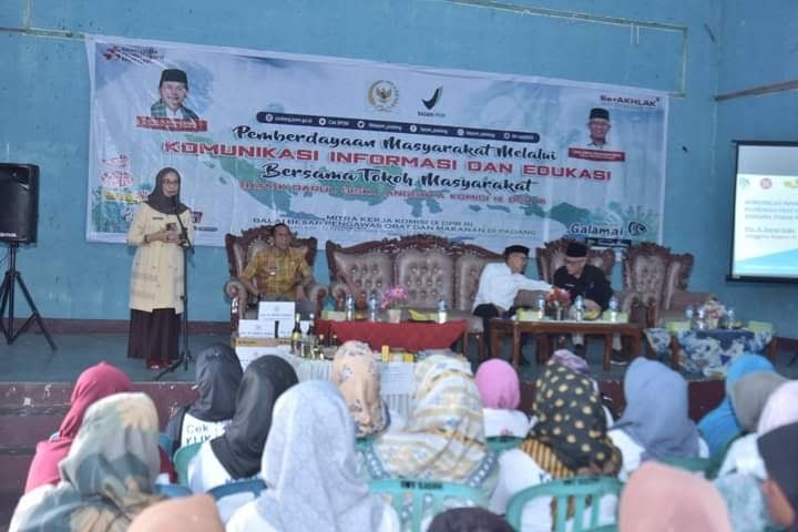 PEMBERDAYAAN— BPOM Padang melakukan pemberdayaan masyarakat yang  diselenggarakan di Aula Gedung Pertemuan Masyarakat (GPM) Talawi, Kamis (12/10).