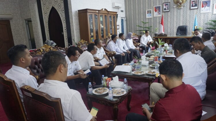 ENTRY MEETING— Sekretaris Daerah (Sekda) Kabupaten Pasbar Hendra Putra bersama Kepala OPD, Rabu (4/10) menerima kunjungan BPK RI Perwakilan Sumbar di Ruang Rapat Bupati Pasaman Barat.