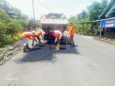 PERBAIKAN JALAN— Pemprov Sumbar melalui UPTD Wilayah III, melakukan perbaikan jalan berlobang di poros Manggopoh-Padang Luar.