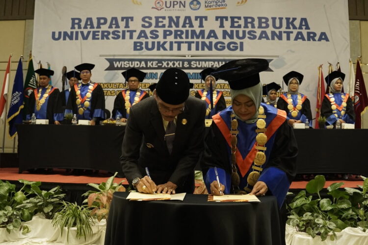 TEKEN MOU— Bupati Limapuluh Kota Safaruddin tekan MoU dengan UPNB saat Rapat Senat Terbuka Universitas Prima Nusantara Bukittinggi.