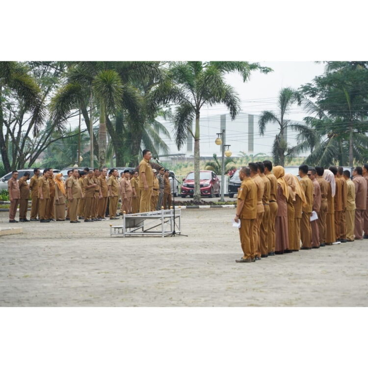 APEL GABUNGAN— Asisten Pemerintahan dan Kesra Efi Yandri yang bertindak sebagai pembina apel gabungan memberikan arahan kepada ASN, di halaman Kantor Bupati Solok Selatan, Senin (9/10).