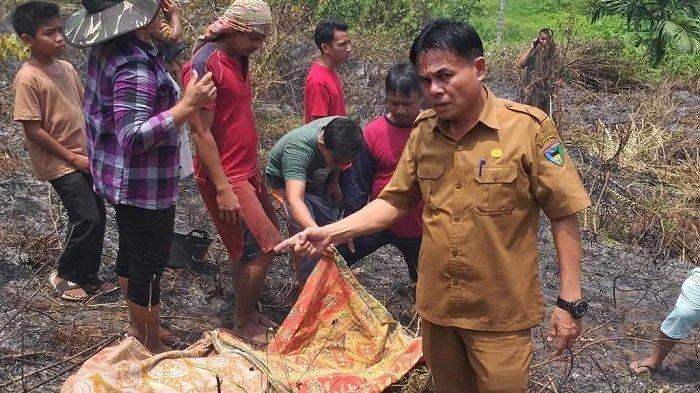 Bakar Lahan, Pemilik Ladang Gambir Tewas Terpanggang, Korban Diduga Gangguan Jiwa 1 TEWAS TERPANGGANG—Jenazah korban Syaf (57) ditemukan di lokasi kebakaran ladang gambir di Bukit Timbulun, Nagari Siguntua Tuo, Kecamatan Koto X1 Tarusan.