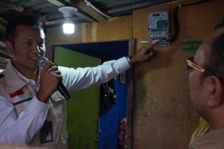 Pemko Apresiasi Program Bantuan Listrik Light Up The Dream PLN 1 TINJAU RUMAH WARGA— Asisten Bidang Perekonomian dan Pembangunan Setdako Ewasoska, S.H, saat meninjau di rumah warga bernama Roslina yang menerima program, Senin (30/10).