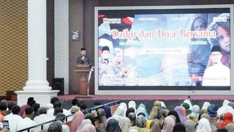 Bukittinggi Gelar Zikir dan Doa Bersama untuk Palestina 1 DOA BERSAMA— Pemko Bukittinggi menggelar zikir dan doa bersama untuk warga Palestina. Kegiatan ini dipimpin langsung oleh Wali Kota Erman Safar yang diikuti ratusan warga bersama ASN, Rabu (18/10).